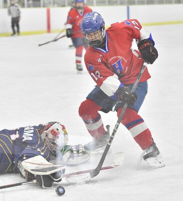 第１ピリオド12分、巧みなスティックさばきでＧＫをかわすＦＷ深谷＝細尾ドームリンク、湯田大士撮影