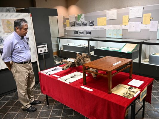宇都宮空襲で焼け、枯れた大ケヤキで作ったちゃぶ台なども展示している