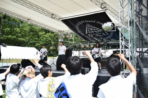「なつこい　Ｓｏｕｎｄ　Ｓｔａｇｅ　ＴＯＣＨＩＧＩ　２０１９」のステージを盛り上げた高校生たち＝2019年７月