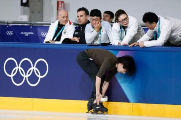 　練習中に靴をテープで巻く三浦佳生＝ミラノ（共同）