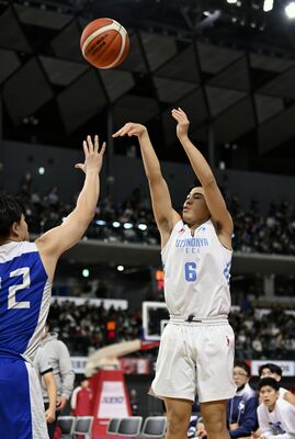 第１クオーター、３点シュートを放つ宇工の木村