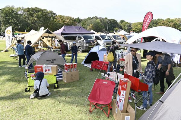 アウトドア用品などのブースが並ぶイベント会場