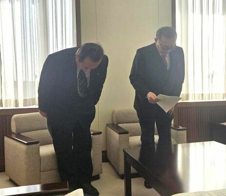 各派代表者会議後の記者会見で陳謝する池田議長(右)と琴寄昌男副議長=26日午後、県議会議事堂