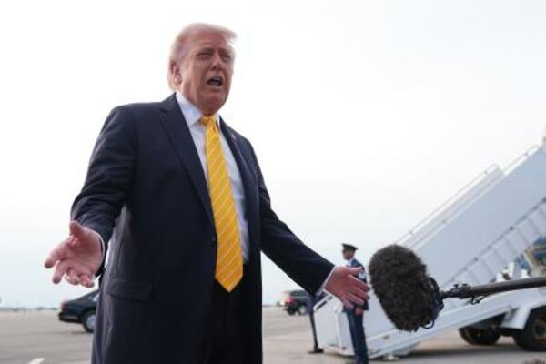 　２日、米南部フロリダ州で記者団に話すトランプ大統領（ＡＰ＝共同）