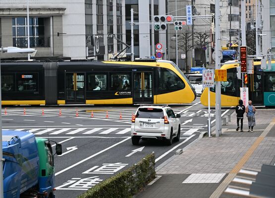 矢印信号の表示順が変わった「駅東口交差点」＝３月２８日午前、宇都宮市宮みらい
