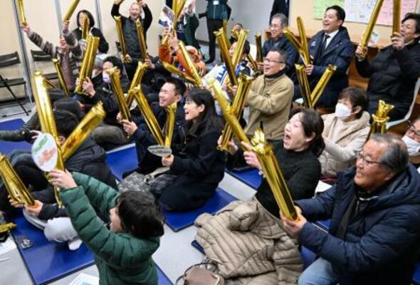 　パブリックビューイング会場で、スノーボード女子ビッグエアの村瀬心椛選手の活躍に盛り上がる人たち＝１０日早朝、岐阜市