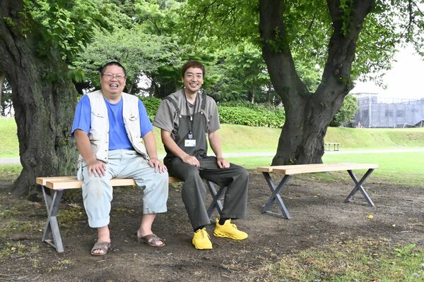 小山御殿広場にベンチを新設した和久井さん（左）と横山さん