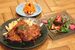 食べ応え十分の「大きいスペアリブの炭焼」（左）