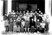 繁桂寺で見つかった愛日国民学校の児童の集合写真。前列右から４人目は当時の住職の一之さん