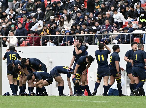 ２年連続の準決勝進出を逃し、肩を落とす国学栃木の選手たち＝花園ラグビー場、森田大地撮影