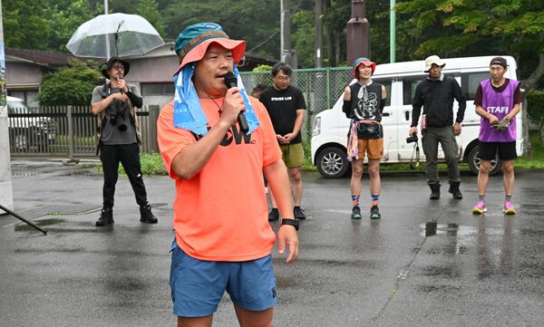 イベントの進行をする君島実行委員長＝５日午前７時55分、那須塩原市中塩原