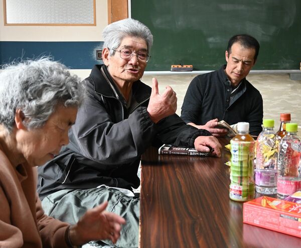 開拓の歴史を振り返る住民たち。田中さん(中央)は栃木に残ることを迷わなかった=4月下旬、北海道佐呂間町