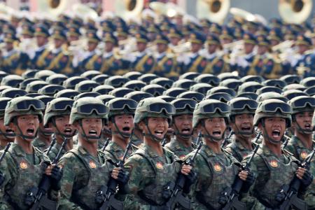 　北京の天安門前をパレードする中国人民解放軍兵士＝３日（ロイター＝共同）