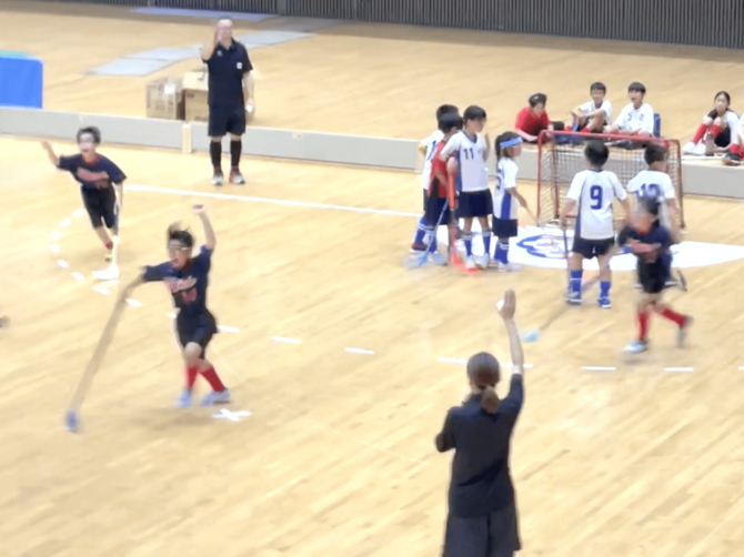 群馬操球会U10（群馬）との低学年の決勝戦。試合終了直前に決勝ゴー ルを決めて喜ぶ「富士見BGAパイソンズ」の選手たち