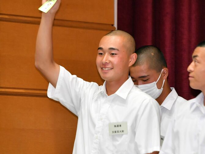 選手宣誓を務める文星芸大付の入江陽主将