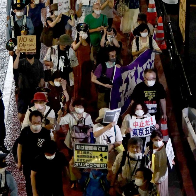 開会式当日、国立競技場付近では反対デモが行われ「ＮＯオリンピック」などと叫んでいた＝７月23日午後７時55分、東京都渋谷区