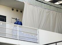 被害女性宅、窓ガラス破損