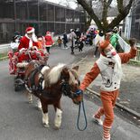 宇都宮動物園でクリスマスパレード　ポニーひく馬車に子どもら集結