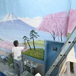 浴場に満開の桜と富士山 小山「幸の湯」14年ぶりに壁画描き換え
