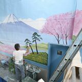 浴場に満開の桜と富士山 小山「幸の湯」14年ぶりに壁画描き替え