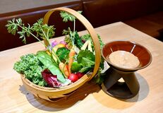 【グルメ探訪】とりどりの野菜を堪能　バーニャカウダ　TSUMIKI（足利）