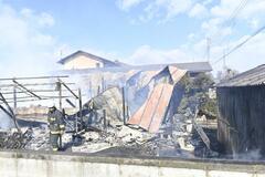 住宅など全焼 焼け跡に遺体