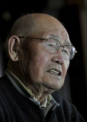 「飲まず食わずで死んでいった者は本当にかわいそうだった」と振り返る山川勝雄さん=12日、壬生町藤井