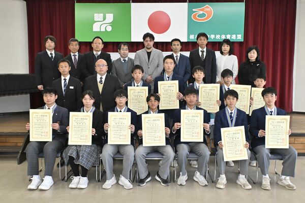 スポーツ最優秀賞や最優秀監督賞などの受賞者=県教育会館