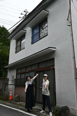 ゲストハウス整備に乗り出した江田さん（右）と木藤さん