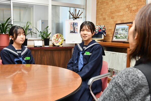 アナウンスを担当した風見さん（左）と稲見さん（中央）