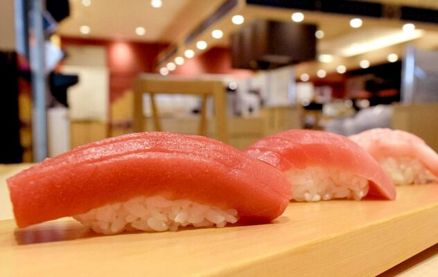 部位ごとの食べ比べが楽しめる「生本まぐろ３種盛」