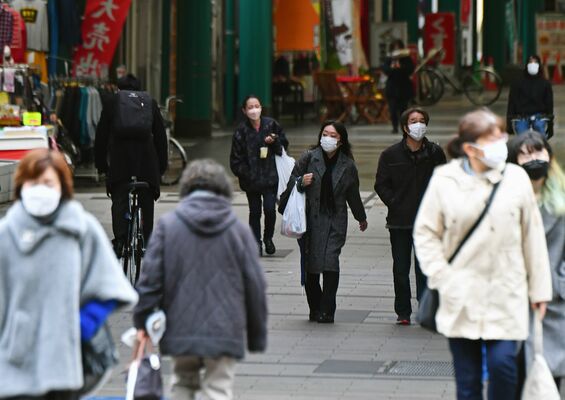 日中も冷え込んだ中、厚手の上着で街中を行き交う人たち＝６日午前10時55分、宇都宮市江野町