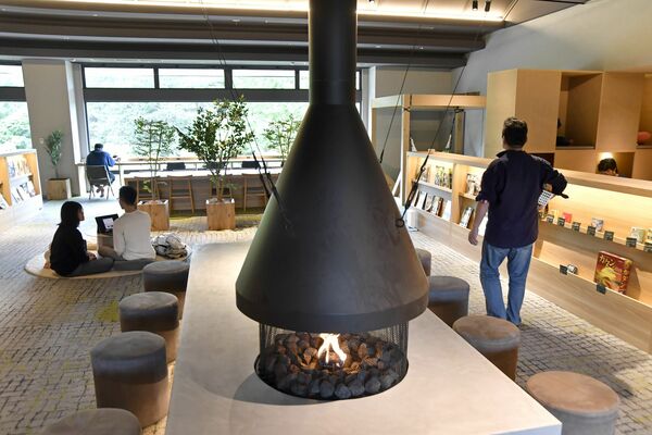暖炉などを備え、くつろげる空間のラウンジ