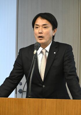 決算説明会で今後の経営戦略などについて説明する藤尾社長＝26日午後、東京都