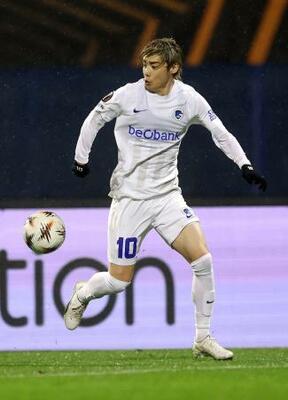 　ディナモ・ザグレブ戦でプレーするゲンクの伊東＝ザグレブ（共同）