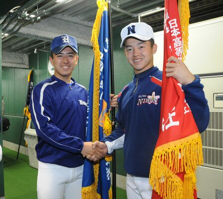 2014年センバツに白鴎大足利高とともに県勢ダブル出場した佐野日大高・吉田（右）