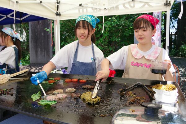 調理に当たる真岡北陵高の生徒