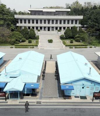　南北軍事境界線がある板門店。手前が韓国側、奥が北朝鮮側＝２０１８年４月（韓国共同写真記者団・共同）