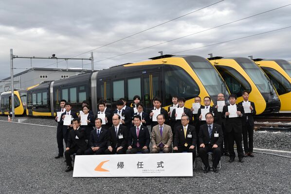 出向先の路面電車運行会社から帰任した運転士（後列）ら＝４日午後、宇都宮市下平出町