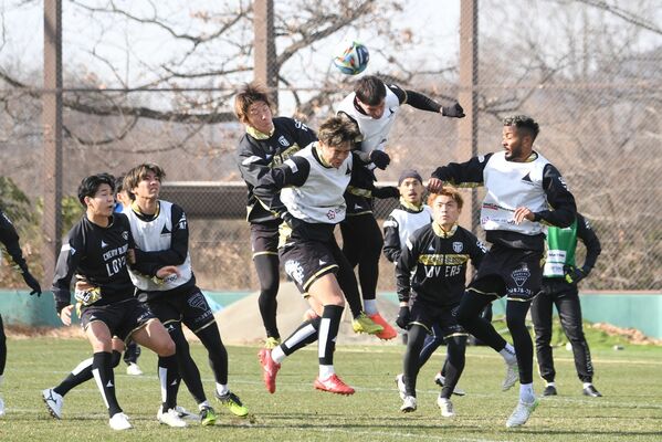練習から激しく競り合う栃木シティの選手たち＝１月15日、シティフットボールステーション