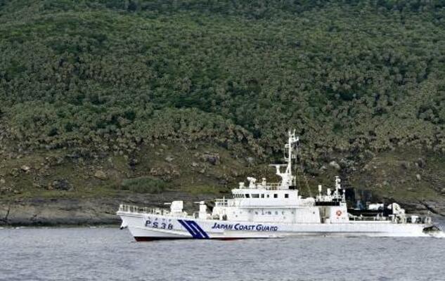 　沖縄県・尖閣諸島の魚釣島周辺を航行する海上保安庁の巡視船＝２０２４年