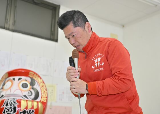 小選挙区で敗れ、あいさつする藤岡隆雄氏＝８日午後11時５分、小山市駅南町１丁目、磯真奈美撮影