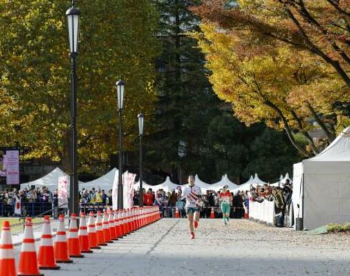東京・日比谷公園で行われたオリエンテーリングの男女スプリント。手前は辻悠佳