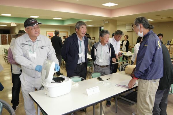 ゆうだい21フェアに出展しＰＲした岡会長（左から２人目）ら＝10月、宇都宮大