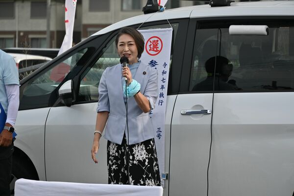自民候補の応援で演説する三原氏＝18日午後、下野市花の木２丁目