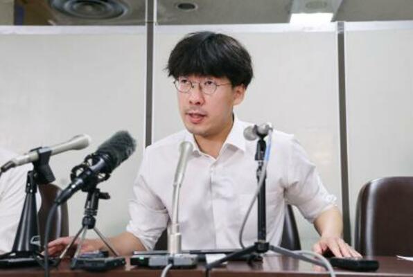 　記者会見する「統一教会２世清算連絡会」設立の呼びかけ人、野浪行彦さん＝２３日午後、東京・霞が関の司法記者クラブ