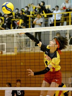 力強いスパイクを武器にする宇中女・宇中央の刀祢田