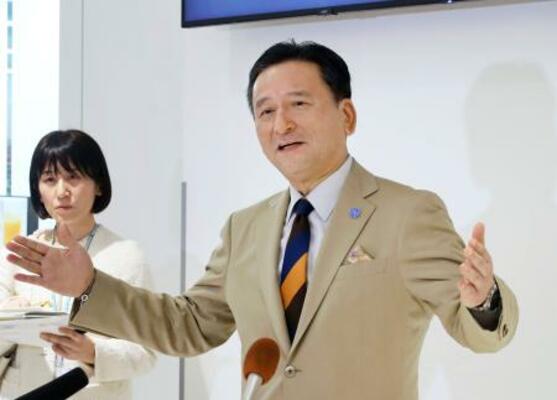 　国交省の水嶋智事務次官との会談後、取材に応じる佐賀県の山口祥義知事＝２９日午後、佐賀空港