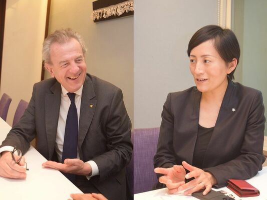 日本と世界の橋渡し役を務める音羽さん（右）と日本と世界の橋渡し役を務める音羽さん