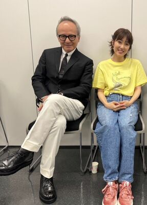 作詞を手がけた「六本木純情派」（１９８６年）から現在まで四十年来の親交が続く売野さん（左）と歌手の荻野目洋子さん＝東京都内